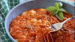 Infatti, il sugo di pomodoro potete prepararlo durante la cottura del riso. Risotto Alla Pizzaiola Youtube