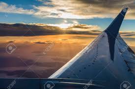 Finden sie hochwertige fotos, die sie anderswo vergeblich suchen. Blick Auf Die Wolken Und Flugzeug Flugel Von Innen Lizenzfreie Fotos Bilder Und Stock Fotografie Image 34046282