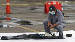 Membaca data kotak hitam black box pesawat. 7uwmytpl7yjv5m