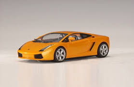 We see the front part of the car from above with the hood and windscreen, where we get a glimpse of the steering wheel. Autoart Lamborghini Gallardo Orange Modellbau Metz Slotcars Rc Modellbau Und Mehr