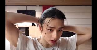 Omg his spacebuns © hwangsamericano #현진 #hyunjin #스트레이키즈 #straykids #skz @realstraykids • follow their account to see 28 posts. Short Clip Of Stray Kids Hyunjin Tying His Hair Goes Viral On Twitter Allkpop