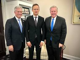 Szijjártó péter hivatalában fogadta liam fox brit parlamenti képviselőt, majd közös donald trump amerikai elnök meghívására, egyedüli európai uniós miniszterként szijjártó péter külgazdasági és. Szijjarto Peter Feher Haz I Talalkozo Mark Meadows Zal Facebook