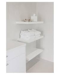 Dekorieren Sie Ihr Haus Mit Weissen Schwimmenden Regal Mobel White Floating Shelves Ikea Floating Shelves Floating Shelf Decor