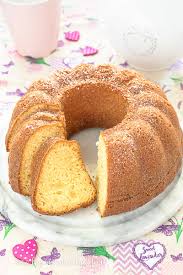 Oggi condivido con voi un dolce che amo in modo particolare: Ciambella Allo Yogurt Facilissima Senza Burro Per Riciclare Qualsiasi Yogurt
