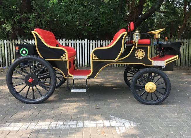 Mumbai Welcomes Cruelty-Free Victorian Carriages Without Horses To Explore Marine Drive | Curly Tales