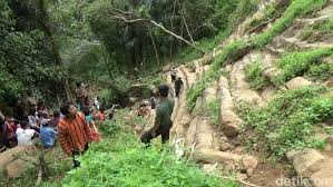 Berundak ini m enjadi peninggalan sej arah dan. Fenomena Alam Di Purworejo Batu Berundak Dampak Longsor Ini Dikira Candi