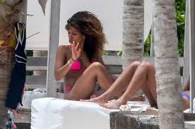 Discrète dans les médias, cora gauthier est active sur instagram, où elle dévoile son quotidien, ses tenues et ses voyages. Fotballer S Girlfriend Is Looking Amazing In A Tiny Pink Bikini