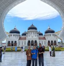 Tsunami sumatra atau tsumani samudera hindia (indian ocean tsunami) atau lebih sering disebut sebagai tsunami aceh yang terjadi pada tangal 26 desember tahun 2004 silam, masih merupakan kontroversi yang melahirkan konspirasi diantara para peneliti independen di dunia. Sangat Menginsafkan Ustaz Mohd Noor Mamat Tersentuh Lihat Kesan Tsunami 2004 Di Acheh Vanilla Kismis