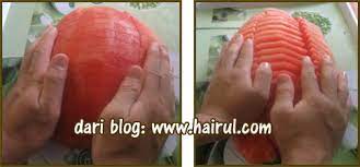 1 potong buah ke dalam kuarters. Cara Potong Buah Tembikai Style Hotel Chef Hairul Hissam