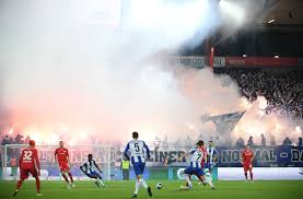 Union berlin, das team von coach urs fischer, hat weiterhin gute chancen, sich für den europapokal zu qualifizieren. Union Berlin Gegen Hertha Bsc Raketenwurfe Uberschatten Derby Fussball Stuttgarter Nachrichten