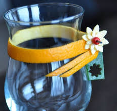 Cocktail Garnieren Sie Die Orangenschale Die Um Glas Mit Blumendetail Eingewickelt Wird Cocktail Garnis Cocktail Garnish Fruit Garnish Cocktail Decoration
