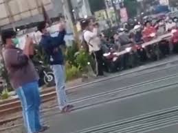 Check spelling or type a new query. Aksi Railfans Rekam Video Di Rel Dari Jarak Dekat Ini Bikin Deg Degan Jangan Ditiru Indozone Id