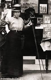 Christina Broom Outside Her Stall Britain S First Female Press Photographer Was Entirely Self Taught Photographer Female Photographers Girls With Cameras