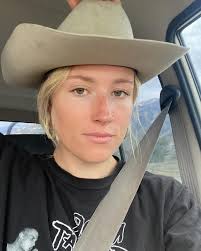 Elsa Smith's Instagram, Twitter & Facebook