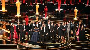 Green book is a glib, caricatured and insensitive movie that reduces an enduring, dangerous societal problem to a calculated fable with a happy ending. Kommentar America First Oscar Fur Green Book Kommentare Dw 25 02 2019