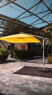Gelber Sonnenschirm Von Glatz Mehr Hochwertige Sonnenschirme In Bunten Farben Gibt S Bei Garten Und Freizeit De Somm Sonnenschirm Garten Sonnenschirm Schirm
