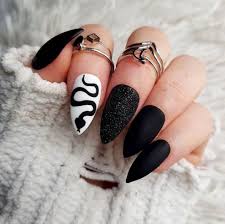Nueva colección con 140 uñas negras naturales o acrílicas combinadas con colores como el dorado, plata, blanco, en tonos mate y más. Stiletto Nails Gothic Nails Punk Nails Goth Nails