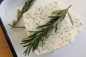 Avec une recette de savon maison, les matières premières sont celles qui vous correspondent. Diy Savons Maison Romarin Pavotle Twist Savon Maison Savon Savon Fait Maison