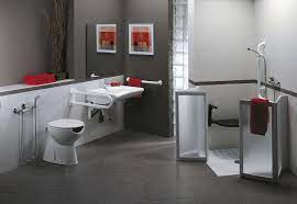 Gradini per la vasca da bagno, cuscini per la vasca, tappeti antiscivolo, pinze prensili per la carta igienica, e per esempio orinali.questi accessori sono di grande aiuto per continuare a fare le routine private. Un Bagno Piu Comodo Anche Per Anziani E Disabili Cose Di Casa