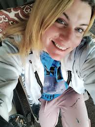 Hii I love this longboard, it's coasts so smooth Kinda self-propelled if ya  let it ride easy Super dope I'm grateful for this board and the breeze Hugs  Have a great weekend