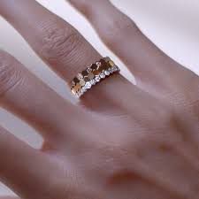 Bagues, bracelets, colliers ou boucles d'oreilles en or rose, jaune ou blanc serti de diamants. As Light As A Bee The Iconic Bee My Love Ring Is Inspired By The Pure Geometry Of Nature Chaumet Gold Bracelet For Women Love Ring Chaumet Bee My Love Ring