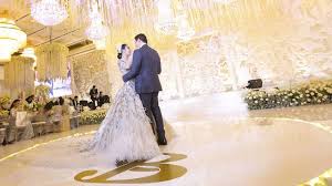 Pelamin juga boleh menggunakan meja makan pengantin sahaja, letakkan backdrop di belakang meja makan. Pesta Pernikahan Tanpa Kursi Pelaminan Apakah Mungkin