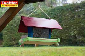 Wer vögel vor dem fenster beobachten will, braucht ein vogelfutterhäuschen, um die gefiederten freunde anzulocken. Vogelfutterhaus Selber Bauen Bauanleitung Fur Futterhauschentueftler Und Heimwerker De