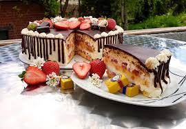 Kuvertüre zusammen mit dem kokosöl (sorgt für schönen glanz der glasur) im wasserbad schmelzen lassen. Festliche Erdbeertorte Mit Verpoorten Original Eierlikor Und Schokoglasur Kuchenrezepte Mit Eierlikor Verpoorten