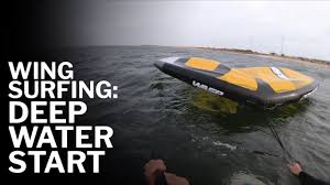 Un marido adinerado, que permite que su esposa tenga relaciones extramatrimoniales para evitar el divorcio, se convierte en el principal sospechoso de la desaparición de los amantes de ella. Wing Surfing Deep Water Foilboard Start Real Watersports