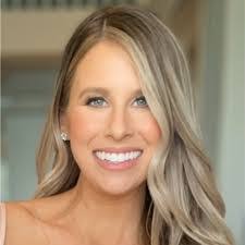 Kelly Potts's Instagram, Twitter & Facebook