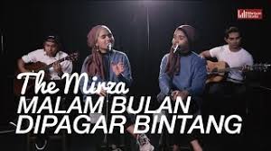 Andai kata bintang menyepi bulan tidak berseri malam menjadi sunyi tidak berseri lagi. Lirik Lagu The Mirza Malam Bulan Di Pagar Bintang