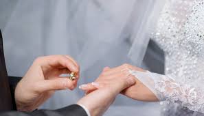 Mak dia cakap size cincin 14. Mengapa Cincin Kawin Disematkan Di Jari Manis Apa Maknanya Dan Alasannya