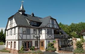 Untergebracht Ist Das Edvino In Einem Idyllischen Fachwerkhaus Das Mit Viel Aufwand Und Liebe Komplett Neu Im Tradit Fachwerkhauser Haus Fassadengestaltung