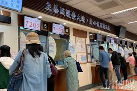 不過即使跟確診者足跡重疊，在還沒出現症狀前，建議先在家自主健康管理，如果出現症狀，再依照通報 1922，依照防疫措施，前往醫院進行採檢。 如果「曾經跟案 1217 同團進香」，並出現症狀者。 如果「曾經去過確診者足跡的茶室」，並出現症狀者。 5cos1lalkwroem