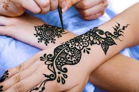 She's been working as a henna artist for the last few years, and she's enjoying every minute of it! Your Henna Tattoo Might Not Be All Natural Hispana Global Quitacontiempo Henna Tattoo Henna Ink Henna Tattoo Diy