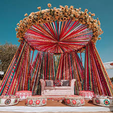 Ideas include black, white and gold décor, feather centerpieces, art deco dishes, beaded light fixtures or chandeliers, candles, formal table settings and a photo gallery of iconic jazz images. Splendid Wedding Stage Decor Ideas For Your Grand Nuptials