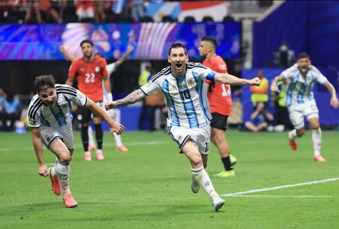 Messi tỏa sáng rực rỡ, đưa Argentina 'từ cõi chết trở về' - Tuổi Trẻ Online