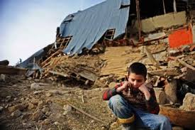 17 Agustos 1999 Depreminde Ben Uyuyordum Uyandindirildim Ve Disariya Cikarildim Babama Deprem Ne Diye Sordugumda Bu Duvar Diger Duvara Dige Babalar Tank