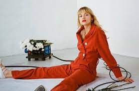 It's home to hollywood, los angeles, ca, it's a celebrity hot spot, the traffic is bad and it has some real. Belgischer Pop Star Angele Outet Sich Als Lesbisch Mannschaft