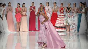 La diseñadora de moda ana torres cuenta con numerosas distinciones y honores, la relevancia internacional de sus colecciones es creciente y el hecho de que la producción de sus vestidos se. Desfile Ana Torres Coleccion 2018 Bbfw17 Youtube