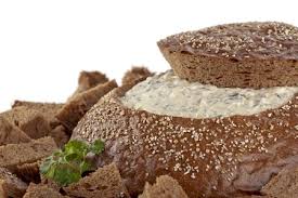 Close Up Image D Une Main Humaine Avec Un Cube De Pain Sur La Trempette Aux Epinards Pumpernickel Banque D Images Et Photos Libres De Droits Image 17488965