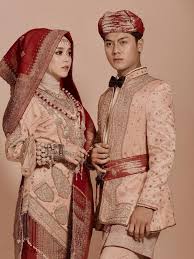 Ibu rizky billar pun menyerahkan sejumlah tanda cinta dari keluarganya kepada keluarga lesti kejora. 6 Fakta Lamaran Rizky Billar Termasuk Pengakuan Tak Mampu Gantikan Cinta Pertama Lesti Kejora Showbiz Liputan6 Com