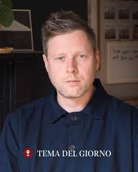 Lo zaino che pesa. In anteprima nell'App de «la Lettura» l'incipit del  romanzo di Max Porter, «Shy» (Sellerio). Nell'inserto in edicola e digitale  la recensione di Matteo Trevisani (nella foto: lo scrittore