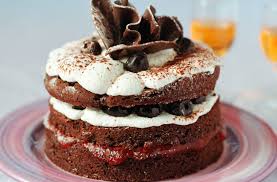 Unite il burro fuso e mescolare bene. Torta Al Cioccolato Questa Ricetta Umida Di Chocolate Gateau E La Migliore Ricetta Di Dessert Che Viene Completata Con Una Glassa Al Brandy E Confezionata Con Una Spugna Ricca E Morbida