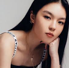 Li Yong's daughter is revealed to be making her debut! The  second-generation celebrity is quickly becoming a privileged figure in the  entertainment industry because of his non-scientific background.