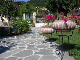 Amenajarile cu pietre ofera o atmosfera moderna si primitoare in gradina, exact de ce aveti nevoie pentru mai multa relaxare in sezonul cald. Amenajare Gradina Cu Alei Din Piatra Naturala Misiunea Casa