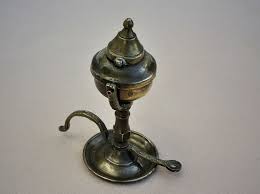 Antique Ship S Whale Oil Lamp 5 Tall Brass Gimbal Wall Mounted Or Table Oil Lamp With Carrying Handle And Flip Top Snuffer Nautical Gift Oil Lamps Nautical Gifts Antiques