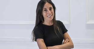 A los 31 años y tras una lucha contra el cáncer de cuello uterino, falleció este lunes sofía sarkany, artista y diseñadora argentina. C9cvxeedmttwwm