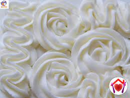 La crema al burro è una preparazione base della pasticceria, conosciuta anche con il nome di buttercream frosting, e viene utilizzata soprattutto per farcire o rivestire torte con strati di pan di spagna, come la carrot cake o la torta red velvet, e per decorare i cupcake. Crema Al Burro Senza Uova Le Ricette Di Mamma Lu