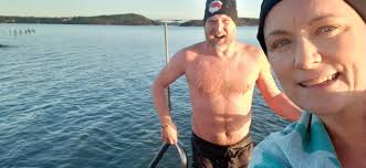 Vi var några som blev lite brunare idag 3,8°C 😃🥶🌞💦🤎 #åretruntbad  #kallbad #manångraraldrigettdopp